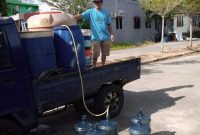 Warga Buana Vista mengisi air dari drum yang diangkut pick up lantaran buruknya pelayanan SPAM Batam. Foto: INIKEPRI.COM 
