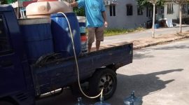 Warga Buana Vista mengisi air dari drum yang diangkut pick up lantaran buruknya pelayanan SPAM Batam. Foto: INIKEPRI.COM 