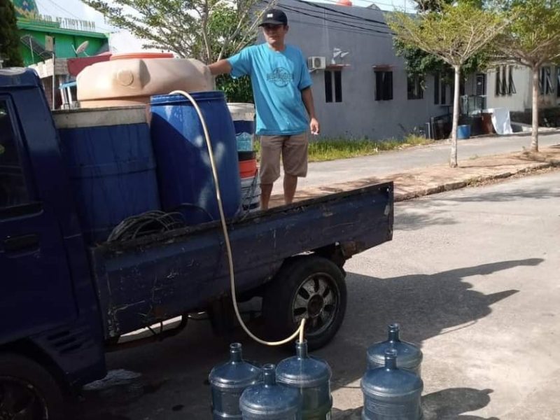 Warga Buana Vista mengisi air dari drum yang diangkut pick up lantaran buruknya pelayanan SPAM Batam. Foto: INIKEPRI.COM 