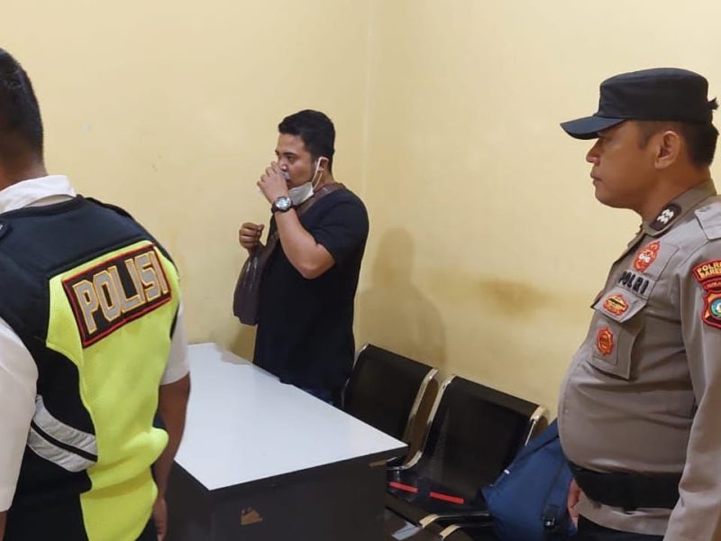 Dua orang penumpang kapal Fery diamankan pihak Kepolisian pos pelabuhan Fery Domestik Sekupang Batam, Kamis (4/5/2023) pagi. Foto: Istimewa 