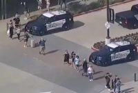 Pengunjung keluar mal dengan tangan terangkat saat polisi menanggapi insiden penembakan di Allen Premium Outlets di daerah Dallas, yang menurut pihak berwenang telah menyebabkan banyak orang terluka di Allen, Texas, AS, 6 Mei 2023, dalam gambar diam dari video. Foto: Afiliasi ABC WFAA via REUTERS/as