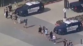 Pengunjung keluar mal dengan tangan terangkat saat polisi menanggapi insiden penembakan di Allen Premium Outlets di daerah Dallas, yang menurut pihak berwenang telah menyebabkan banyak orang terluka di Allen, Texas, AS, 6 Mei 2023, dalam gambar diam dari video. Foto: Afiliasi ABC WFAA via REUTERS/as