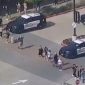 Pengunjung keluar mal dengan tangan terangkat saat polisi menanggapi insiden penembakan di Allen Premium Outlets di daerah Dallas, yang menurut pihak berwenang telah menyebabkan banyak orang terluka di Allen, Texas, AS, 6 Mei 2023, dalam gambar diam dari video. Foto: Afiliasi ABC WFAA via REUTERS/as