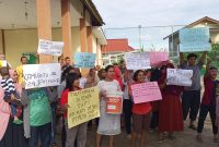 Warga Perumahan Buana Vista Tahap Pertama melakukan unjuk rasa. Foto: INIKEPRI.COM 