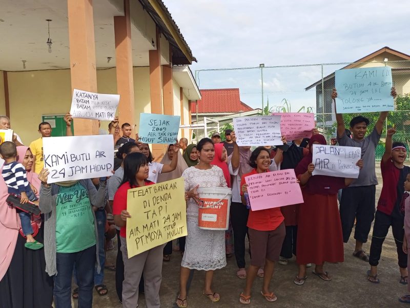 Warga Perumahan Buana Vista Tahap Pertama melakukan unjuk rasa. Foto: INIKEPRI.COM 
