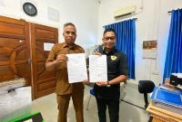 Neko Wesha Pawelloy menyerahkan surat pengunduran diri sebagai Wakil Bupati Lingga yang diterima langsung oleh Kabag Pemerintahan di Setretariat Daerah (Setda) Lingga. Foto: istimewa