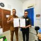 Neko Wesha Pawelloy menyerahkan surat pengunduran diri sebagai Wakil Bupati Lingga yang diterima langsung oleh Kabag Pemerintahan di Setretariat Daerah (Setda) Lingga. Foto: istimewa