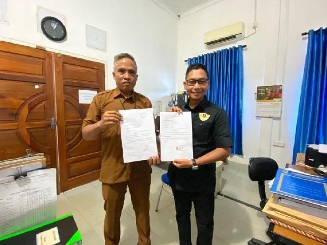 Neko Wesha Pawelloy menyerahkan surat pengunduran diri sebagai Wakil Bupati Lingga yang diterima langsung oleh Kabag Pemerintahan di Setretariat Daerah (Setda) Lingga. Foto: istimewa