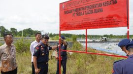 Kementerian Kelautan dan Perikanan (KKP) menghentikan sementara operasional tambak udang milik PT. TTB di Desa Sembulang Jembatan Lima, Kecamatan Galang, Batam, Kepulauan Riau pada Sabtu (6/5/2023). Foto: KKP 