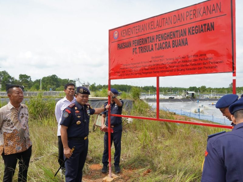 Kementerian Kelautan dan Perikanan (KKP) menghentikan sementara operasional tambak udang milik PT. TTB di Desa Sembulang Jembatan Lima, Kecamatan Galang, Batam, Kepulauan Riau pada Sabtu (6/5/2023). Foto: KKP 