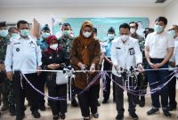 Pemotongan pita oleh Ketua TP-PKK Kepri Hj. Dewi Kumalasari Ansar di depan Ruangan Cathlab, Lantai III RSUD RAT. Foto: Diskominfo Kepri 