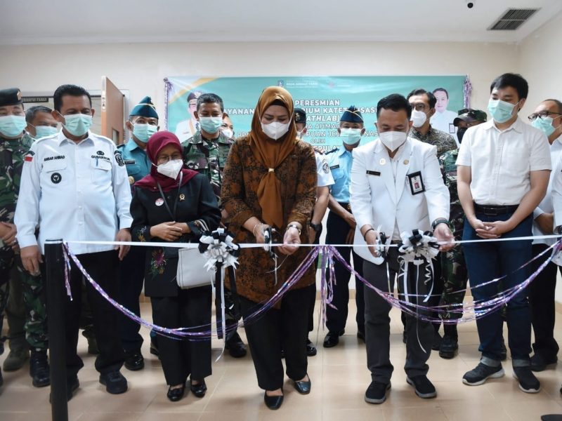 Pemotongan pita oleh Ketua TP-PKK Kepri Hj. Dewi Kumalasari Ansar di depan Ruangan Cathlab, Lantai III RSUD RAT. Foto: Diskominfo Kepri 