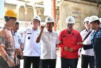 Menteri Kelautan dan Perikanan RI Sakti Wahyu Trenggono kembali menyambangi Provinsi Kepri. Kali ini Menteri Trenggono hadir di Kota Batam guna melakukan kunjungan kerja sekaligus membuka langsung Rakernis Dirjen PRL KKP RI. Gubernur Kepri H. Ansar Ahmad menyambut langsung kedatangan Menteri Trenggono di Bandara Hang Nadim, Batam, Rabu (10/5). Foto: Diskominfo Kepri 