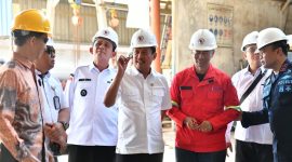 Menteri Kelautan dan Perikanan RI Sakti Wahyu Trenggono kembali menyambangi Provinsi Kepri. Kali ini Menteri Trenggono hadir di Kota Batam guna melakukan kunjungan kerja sekaligus membuka langsung Rakernis Dirjen PRL KKP RI. Gubernur Kepri H. Ansar Ahmad menyambut langsung kedatangan Menteri Trenggono di Bandara Hang Nadim, Batam, Rabu (10/5). Foto: Diskominfo Kepri 