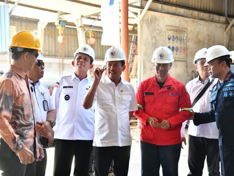 Menteri Kelautan dan Perikanan RI Sakti Wahyu Trenggono kembali menyambangi Provinsi Kepri. Kali ini Menteri Trenggono hadir di Kota Batam guna melakukan kunjungan kerja sekaligus membuka langsung Rakernis Dirjen PRL KKP RI. Gubernur Kepri H. Ansar Ahmad menyambut langsung kedatangan Menteri Trenggono di Bandara Hang Nadim, Batam, Rabu (10/5). Foto: Diskominfo Kepri 