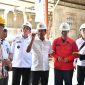 Menteri Kelautan dan Perikanan RI Sakti Wahyu Trenggono kembali menyambangi Provinsi Kepri. Kali ini Menteri Trenggono hadir di Kota Batam guna melakukan kunjungan kerja sekaligus membuka langsung Rakernis Dirjen PRL KKP RI. Gubernur Kepri H. Ansar Ahmad menyambut langsung kedatangan Menteri Trenggono di Bandara Hang Nadim, Batam, Rabu (10/5). Foto: Diskominfo Kepri 