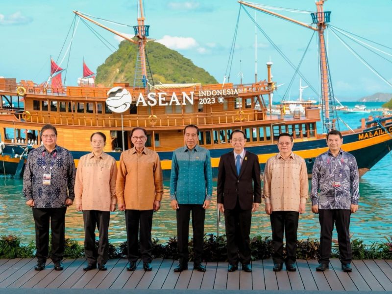 Para Pemimpin Negara Anggota ASEAN berfoto bersama sebelum Pertemuan ke-15 dari negara perwakilan IMT-GT (Indonesia-Malaysia-Thailand Growth Triangle) pada KTT-ke 42 ASEAN, Kamis (11/5/2023) di Labuan Bajo. Foto: ASEAN2023 Host Photographer