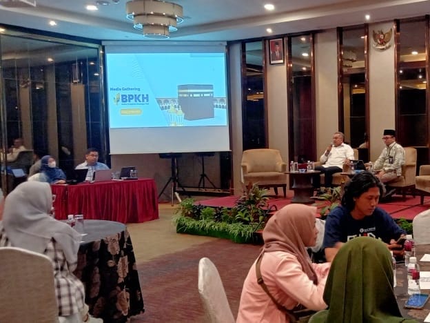 Anggota Badan Pelaksana BPKH Amri Yusuf dan Deputi Kesekretariatan BPKH, Juni Supriyanto saat menggelar dialog terkait pengelolaan dana haji bersama awak media di Batam. Foto: Istimewa