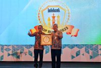bank bjb meraih predikat Top BUMD 2023 dan Golden Award atas pencapaian 5 tahun berturut meraih penghargaan dari majalah Infobank. Foto: bank bjb untuk INIKEPRI.COM 