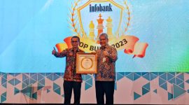 bank bjb meraih predikat Top BUMD 2023 dan Golden Award atas pencapaian 5 tahun berturut meraih penghargaan dari majalah Infobank. Foto: bank bjb untuk INIKEPRI.COM 