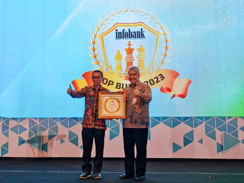 bank bjb meraih predikat Top BUMD 2023 dan Golden Award atas pencapaian 5 tahun berturut meraih penghargaan dari majalah Infobank. Foto: bank bjb untuk INIKEPRI.COM 