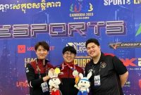 Atlet PUBGM Solo Alan Kumaseh berpose dengan medali yang ia raih di cabang esports SEA Games 2023. Foto: ANTARA 