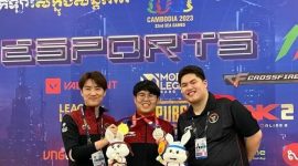 Atlet PUBGM Solo Alan Kumaseh berpose dengan medali yang ia raih di cabang esports SEA Games 2023. Foto: ANTARA 