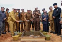 Peletakan batu pertama (Ground Breaking) Pembangunan Gedung Rawat Inap Jiwa dan Perkantoran Rumah Sakit Khusus Jiwa dan Ketergantungan Obat (RSKJKO) Engku Haji Daud (EHD) Provinsi Kepulauan Riau di Tanjung Uban, Bintan. Foto: Diskominfo Kepri 