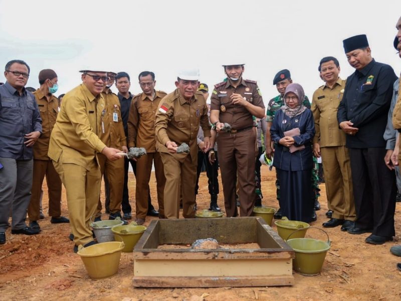 Peletakan batu pertama (Ground Breaking) Pembangunan Gedung Rawat Inap Jiwa dan Perkantoran Rumah Sakit Khusus Jiwa dan Ketergantungan Obat (RSKJKO) Engku Haji Daud (EHD) Provinsi Kepulauan Riau di Tanjung Uban, Bintan. Foto: Diskominfo Kepri 
