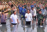 Presiden Joko Widodo ketika menghadiri Puncak Penanaman Mangrove Nasional secara Serentak oleh Jajaran TNI di Seluruh Indonesia Tahun 2023. Foto: Setpres BPMI