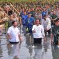 Presiden Joko Widodo ketika menghadiri Puncak Penanaman Mangrove Nasional secara Serentak oleh Jajaran TNI di Seluruh Indonesia Tahun 2023. Foto: Setpres BPMI