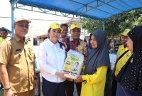 Cen Sui Lan Anggota Komisi V DPR RI Fraksi Golkar Dapil Kepri dan relawan menyerahkan bantuan sosial kepada masyarakat Desa Mensanak, Kecamatan Batang Bidare, Lingga, Senin (15/5/2023). Foto: nurul atia/suaraserumpun.com