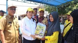 Cen Sui Lan Anggota Komisi V DPR RI Fraksi Golkar Dapil Kepri dan relawan menyerahkan bantuan sosial kepada masyarakat Desa Mensanak, Kecamatan Batang Bidare, Lingga, Senin (15/5/2023). Foto: nurul atia/suaraserumpun.com