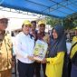 Cen Sui Lan Anggota Komisi V DPR RI Fraksi Golkar Dapil Kepri dan relawan menyerahkan bantuan sosial kepada masyarakat Desa Mensanak, Kecamatan Batang Bidare, Lingga, Senin (15/5/2023). Foto: nurul atia/suaraserumpun.com