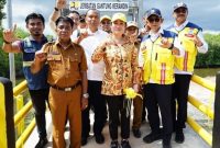 Anggota DPR RI, Cen Sui Lan (tengah) saat meresmikan jembatan gantung Kerandin-Pekaka. Foto: Diskominfo Lingga