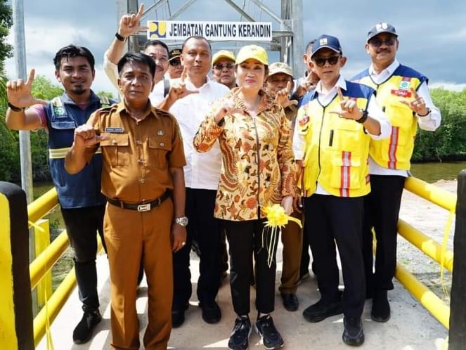Anggota DPR RI, Cen Sui Lan (tengah) saat meresmikan jembatan gantung Kerandin-Pekaka. Foto: Diskominfo Lingga