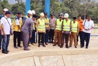 Cen Sui Lan Anggota Komisi V DPR RI Fraksi Golkar Dapil Kepulauan Riau (Kepri), Danil Kepala BWS Sumatera IV, Sui Hiok, Agus Marli, Erlangga Kepala Satker Program Irigasi BWS, Camat Abdul Malik, dan tokoh masyarakat Desa Panggak Darat, menyaksikan air irigasi yang mengalir setelah pintu irigasi induk dibuka secara resmi, Selasa (16/5/2023). Foto:nurul atia/suaraserumpun.com