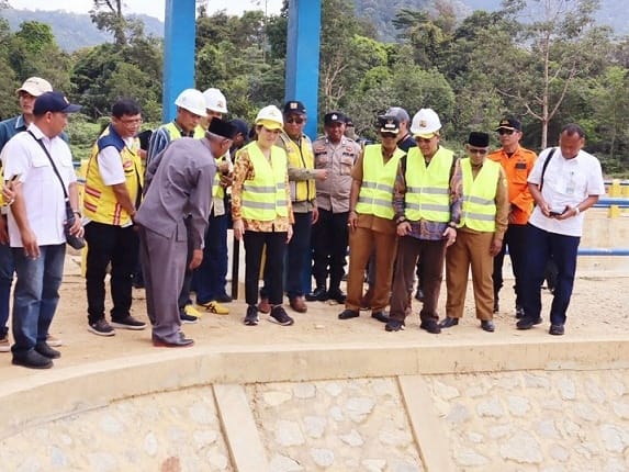 Cen Sui Lan Anggota Komisi V DPR RI Fraksi Golkar Dapil Kepulauan Riau (Kepri), Danil Kepala BWS Sumatera IV, Sui Hiok, Agus Marli, Erlangga Kepala Satker Program Irigasi BWS, Camat Abdul Malik, dan tokoh masyarakat Desa Panggak Darat, menyaksikan air irigasi yang mengalir setelah pintu irigasi induk dibuka secara resmi, Selasa (16/5/2023). Foto:nurul atia/suaraserumpun.com