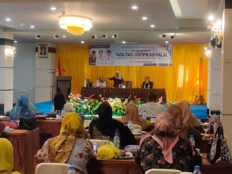 Wali Kota Tanjungpinang, Hj. Rahma, S.IP.,M.M, berkomitmen untuk membantu Industri Kecil Menengah (IKM) di Tanjungpinang untuk terus berkembang, salah satunya dengan memfasilitasi IKM untuk memiliki sertifikat halal secara gratis. Foto: Diskominfo Tanjungpinang 