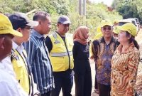 Cen Sui Lan Anggota Komisi V DPR RI Fraksi Golkar Dapil Kepri bersama Stanley CH Tuapattinaja Kepala BPJN Kepri dan Budi Hariman Sumodiharjo Direktur Pembangunan Jembatan Ditjen Bina Marga Kementerian PUPR meninjau pembangunan jalan lingkungan Dusun 1 Desa Sekanah dari program PISEW, Selasa (16/5/2023). Sekaligus melihat kondisi jalan Simpang Kuwit-Lundang, dalam rangkaian Kundapil ke Kabupaten Lingga. Foto: nurul atia/suaraserumpun.com