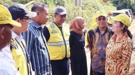 Cen Sui Lan Anggota Komisi V DPR RI Fraksi Golkar Dapil Kepri bersama Stanley CH Tuapattinaja Kepala BPJN Kepri dan Budi Hariman Sumodiharjo Direktur Pembangunan Jembatan Ditjen Bina Marga Kementerian PUPR meninjau pembangunan jalan lingkungan Dusun 1 Desa Sekanah dari program PISEW, Selasa (16/5/2023). Sekaligus melihat kondisi jalan Simpang Kuwit-Lundang, dalam rangkaian Kundapil ke Kabupaten Lingga. Foto: nurul atia/suaraserumpun.com