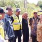 Cen Sui Lan Anggota Komisi V DPR RI Fraksi Golkar Dapil Kepri bersama Stanley CH Tuapattinaja Kepala BPJN Kepri dan Budi Hariman Sumodiharjo Direktur Pembangunan Jembatan Ditjen Bina Marga Kementerian PUPR meninjau pembangunan jalan lingkungan Dusun 1 Desa Sekanah dari program PISEW, Selasa (16/5/2023). Sekaligus melihat kondisi jalan Simpang Kuwit-Lundang, dalam rangkaian Kundapil ke Kabupaten Lingga. Foto: nurul atia/suaraserumpun.com