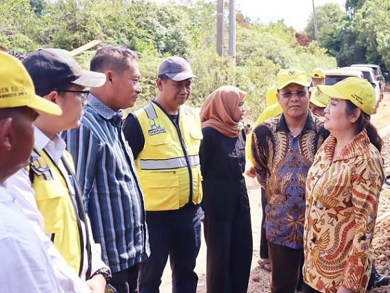 Cen Sui Lan Anggota Komisi V DPR RI Fraksi Golkar Dapil Kepri bersama Stanley CH Tuapattinaja Kepala BPJN Kepri dan Budi Hariman Sumodiharjo Direktur Pembangunan Jembatan Ditjen Bina Marga Kementerian PUPR meninjau pembangunan jalan lingkungan Dusun 1 Desa Sekanah dari program PISEW, Selasa (16/5/2023). Sekaligus melihat kondisi jalan Simpang Kuwit-Lundang, dalam rangkaian Kundapil ke Kabupaten Lingga. Foto: nurul atia/suaraserumpun.com