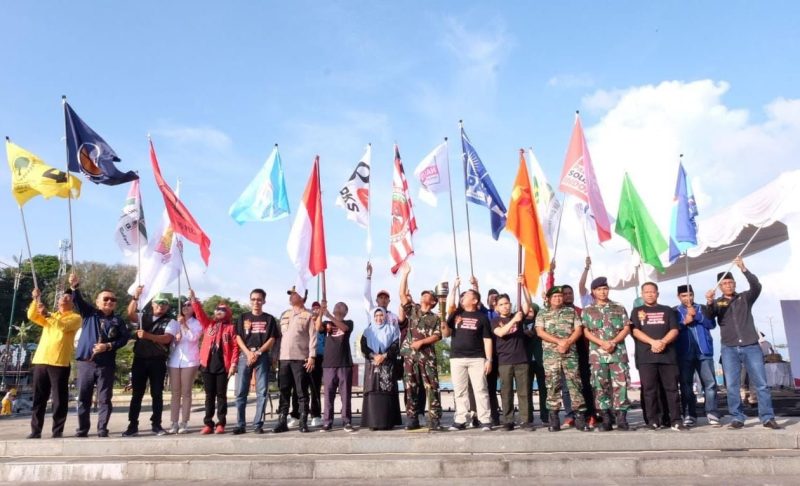 Wali Kota Tanjungpinang, Hj. Rahma, S.IP.,M.M, mengikuti Parade Obor Demokrasi yang digelar Badan Pengawas Pemilu (Bawaslu) Kota Tanjungpinang, Sabtu (20/5/2023) pagi. Foto: Diskominfo Tanjungpinang 