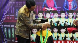 Wakil Wali Kota Batam, Amsakar Achmad hadir secara langsung pada acara pelepasan dan perpisahan siswa siswi Pos PAUD Tiban Indah IV Tahun Ajaran 2022-2023. Foto: MC Batam 