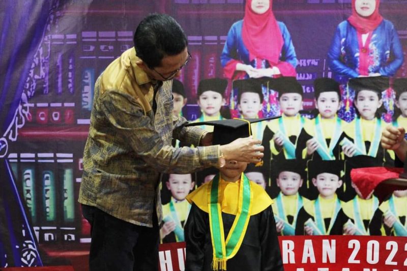 Wakil Wali Kota Batam, Amsakar Achmad hadir secara langsung pada acara pelepasan dan perpisahan siswa siswi Pos PAUD Tiban Indah IV Tahun Ajaran 2022-2023. Foto: MC Batam 