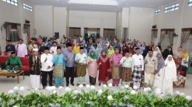 Wali Kota Tanjungpinang, Hj. Rahma, S.P.,M.M, menghadiri Halalbihalal dan disejalankan pelepasan calon jemaah haji yang digelar Himpunan Keluarga Serasan (HKS) Tanjungpinang di Aula SMPN 4 Tanjungpinang, Minggu (21/5/2023). Foto: Diskominfo Tanjungpinang 