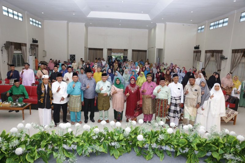 Wali Kota Tanjungpinang, Hj. Rahma, S.P.,M.M, menghadiri Halalbihalal dan disejalankan pelepasan calon jemaah haji yang digelar Himpunan Keluarga Serasan (HKS) Tanjungpinang di Aula SMPN 4 Tanjungpinang, Minggu (21/5/2023). Foto: Diskominfo Tanjungpinang