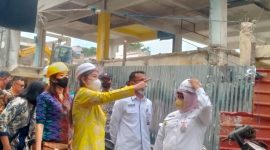 Anggota DPR RI dari Partai Golkar Dapil Kepulauan Riau Cen Sui Lan, saat mengecek kesiapan pembangunan Pasar Baru Tanjungpinang pada oktober tahun 2022 lalu. Foto: Istimewa 
