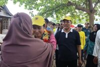 Cen Sui Lan Anggota Komisi V DPR RI Fraksi Golkar Dapil Kepri meneteskan air mata ketika diberi kalung bunga sebagai penghormatan dan rasa kekeluargaan oleh masyarakat Desa Pulau Batang, Lingga. Foto: nurul atia/suaraserumpun.com
